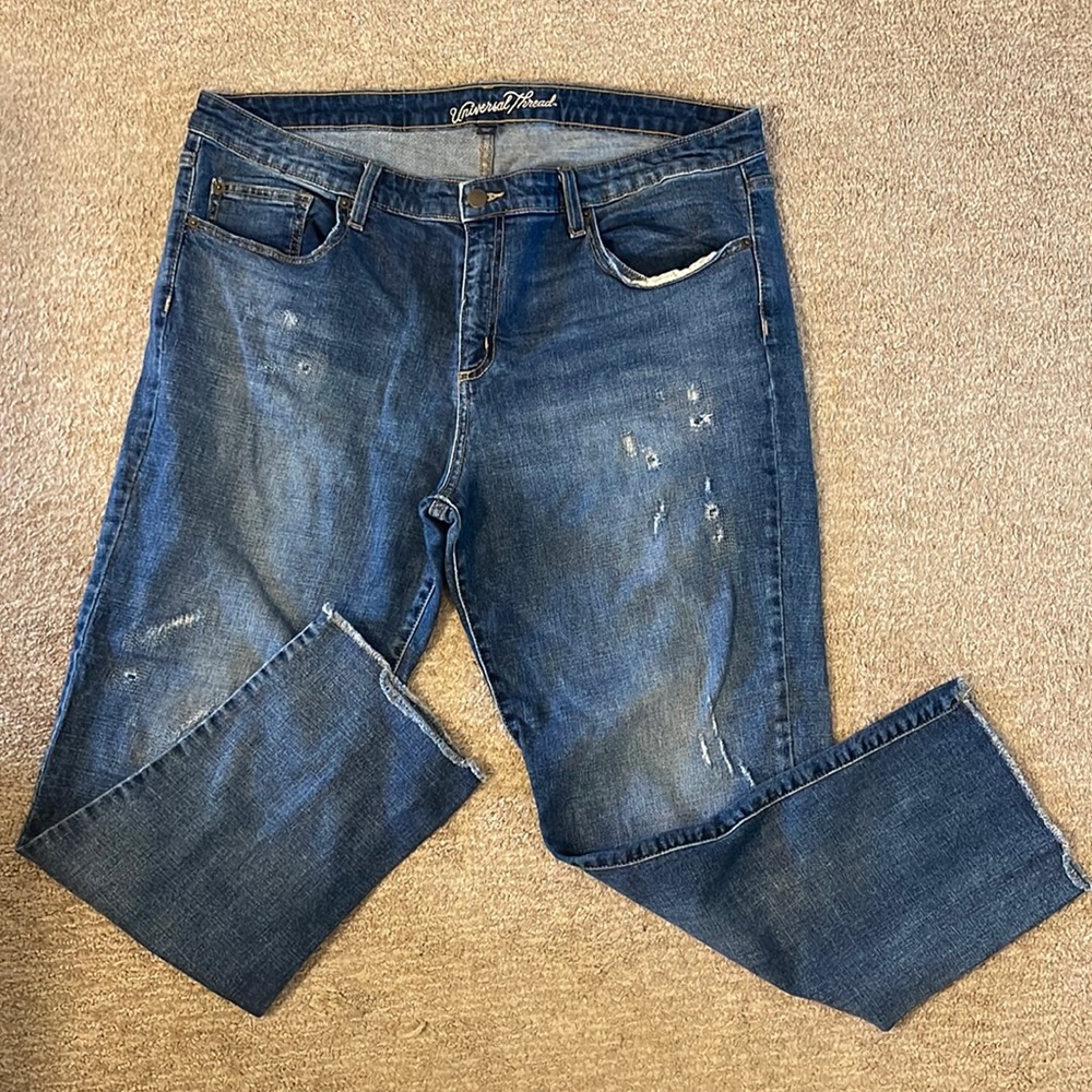 Mid rise boyfriend cropped jeans. Universal thread size 18/34R.
